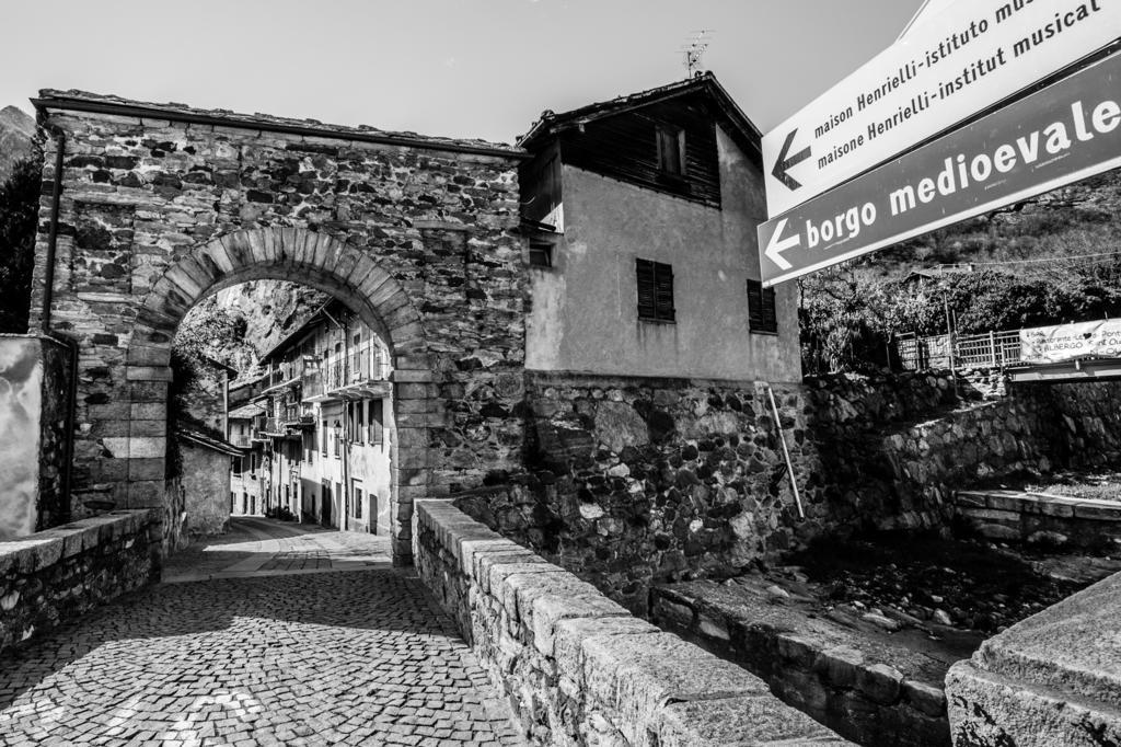Le Coeur Du Pont Hotel Donnaz Bagian luar foto